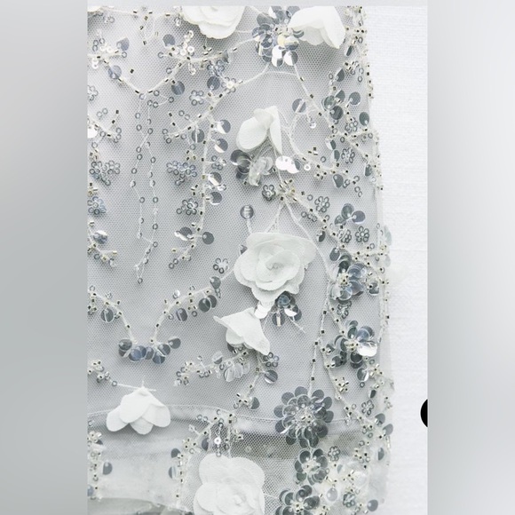 New with tags, ZARA Skirt with sequin appliqué and structured flowers. - Picture 4 of 9